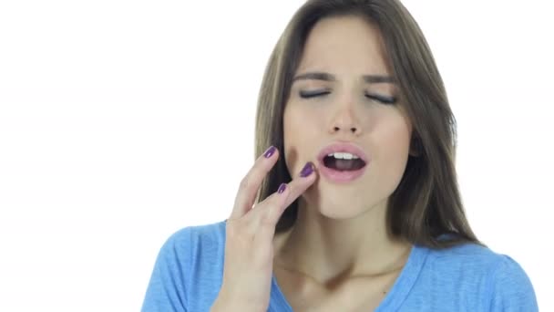 Dor de dente, mulher que sofre de dor nos dentes, fundo branco — Vídeo de Stock