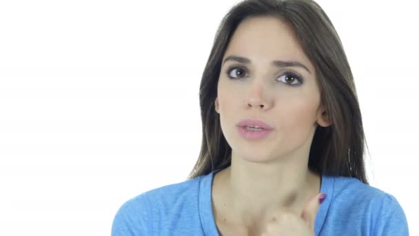 Naštvaný obchodní žena ukazuje, do prdele znamení, bílé pozadí — Stock video