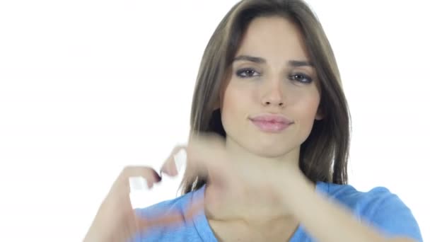 Coeur fait à la main signe par Brunette femme, fond blanc — Video