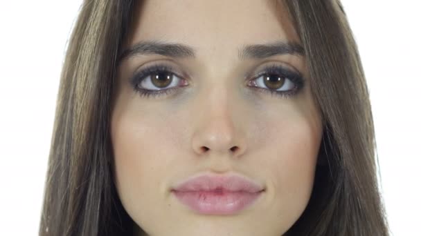 Bela cara de mulher close up, fundo branco — Vídeo de Stock