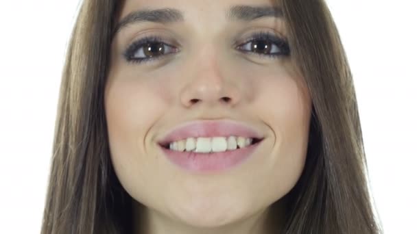 Sorridente bella donna faccia da vicino, sfondo bianco — Video Stock