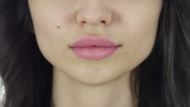 Lippen dicht omhoog, gebaar van stilte, vingers op lippen — Stockvideo