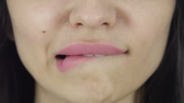 Heiße Lippen in den Zähnen Nahaufnahme, weißer Hintergrund — Stockvideo