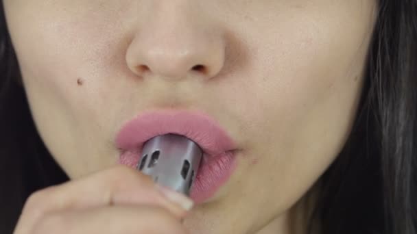 Meisje lippen, rook van sigaretten roken — Stockvideo