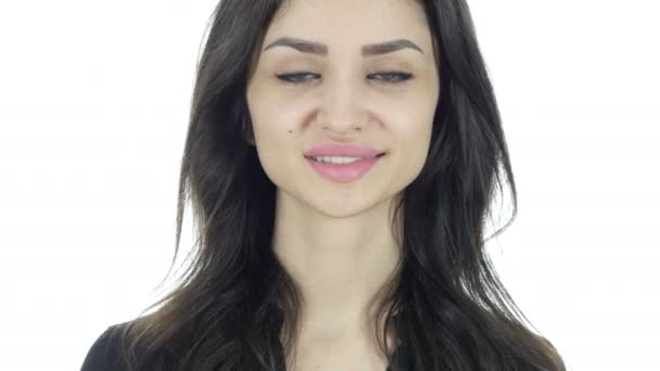 Retrato de sorrindo bela morena mulher, fundo branco — Vídeo de Stock