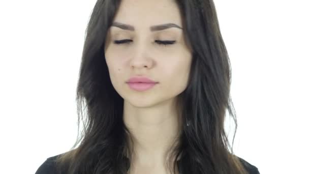 Myšlení, zamyšlený krásná bruneta žena, bílé pozadí — Stock video