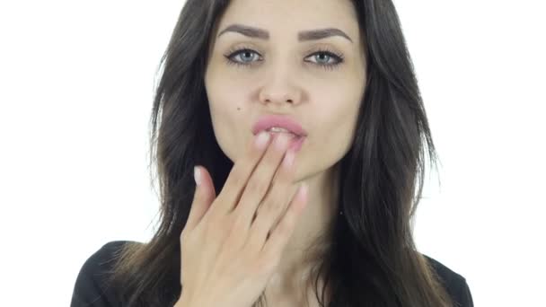 Vliegende kus lippen door jonge mooie vrouw, witte achtergrond — Stockvideo