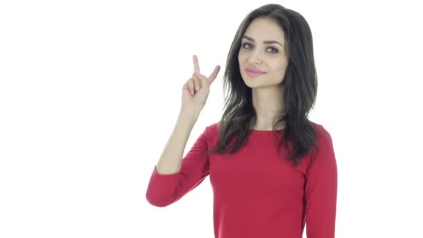 女人显示胜利的手势，白色背景 — 图库视频影像