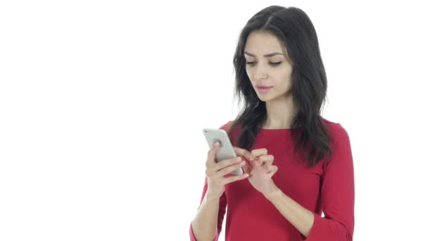 Mooie Brunette vrouw praten over Smartphone, witte achtergrond — Stockvideo