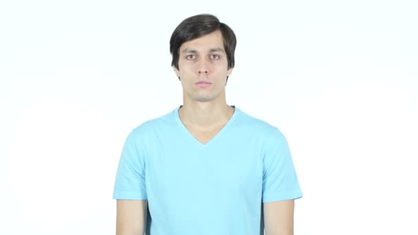若いカジュアルな男が、白い背景の肖像画 — ストック動画