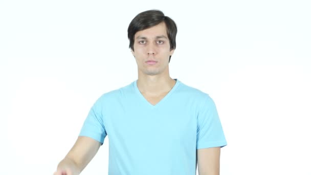 Okay Zeichen von selbstbewussten jungen Mann lässig, weißer Hintergrund — Stockvideo