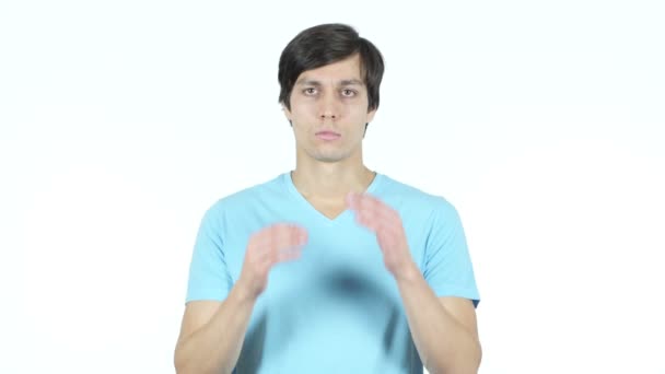Frustrerad, upprörd ung Man med huvudvärk, vit bakgrund — Stockvideo