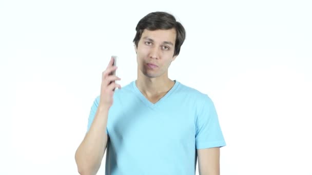Homme d'affaires parlant sur Smartphone, fond blanc — Video