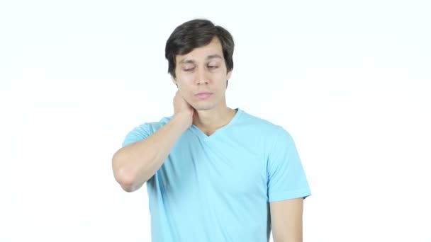 Affärsman som lider av smärta i nacke, stående vit bakgrund — Stockvideo