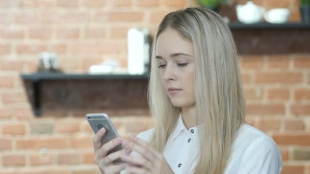 Mujer hermosa usando Smartphone, Interior — Vídeos de Stock