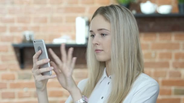 Schöne Frau mit Smartphone, drinnen — Stockvideo