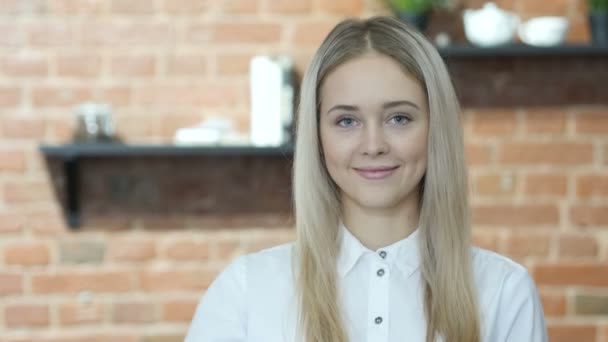 Femme pointant vers la caméra, Intérieur — Video