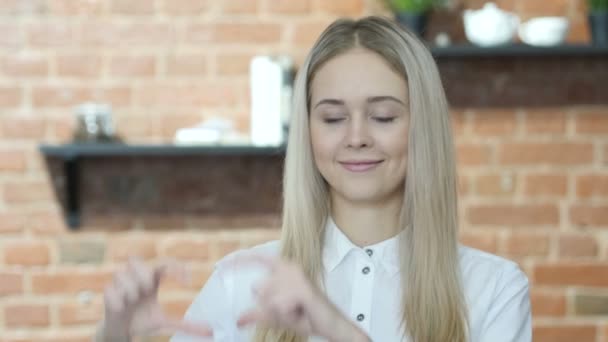 Handmade Heart Sign by Young Woman, Indoor — Stock Video