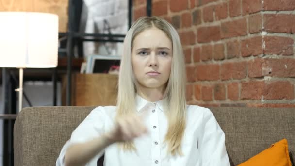 Женщина показывает нет, размахивая пальцами, в помещении — стоковое видео