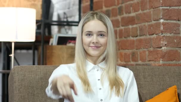 Woman Pointing At Camera, Indoor — Stock Video