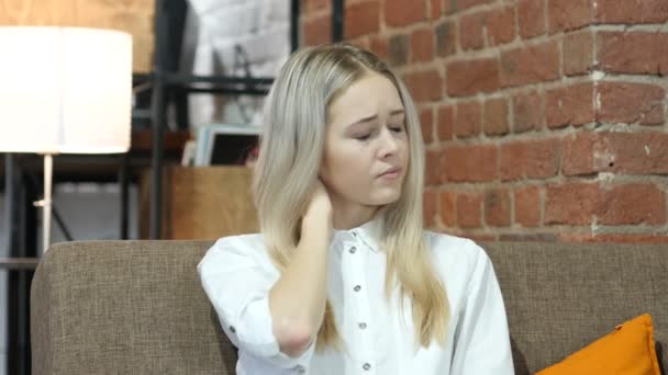 Müde Geschäftsfrau, drinnen — Stockvideo