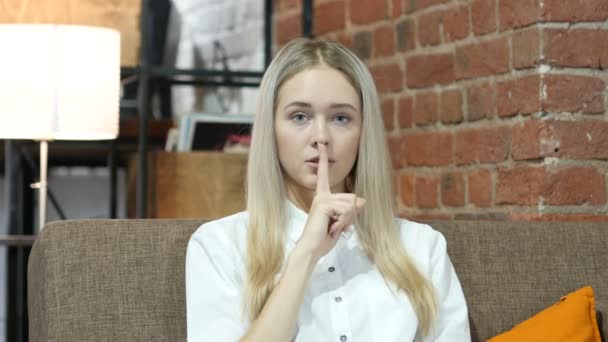 沈黙のジェスチャーを示す沈黙の若い女性 — ストック動画
