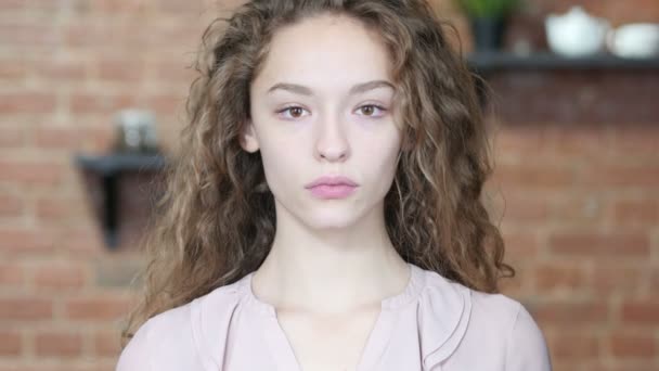 Portret van de jonge vrouw, binnen — Stockvideo