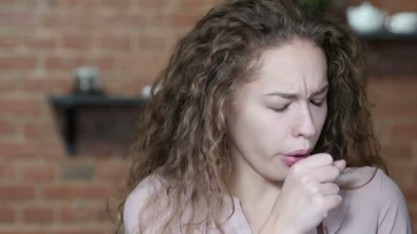 Кашель, красивая брюнетка женщина страдает от кашля, в помещении — стоковое видео