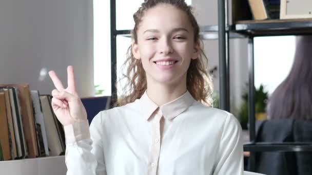 Mujer de negocios mostrando signo de victoria, Oficina interior — Vídeos de Stock