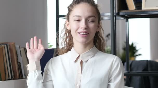 Skype, Mulher fazendo bate-papo por vídeo online, Escritório interno — Vídeo de Stock