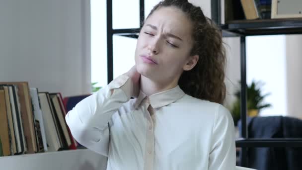 피곤된 비즈니스 여자, 실내 사무실 — 비디오