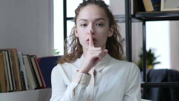 Mulher de negócios mostrando gestos de silêncio, escritório indoor — Vídeo de Stock