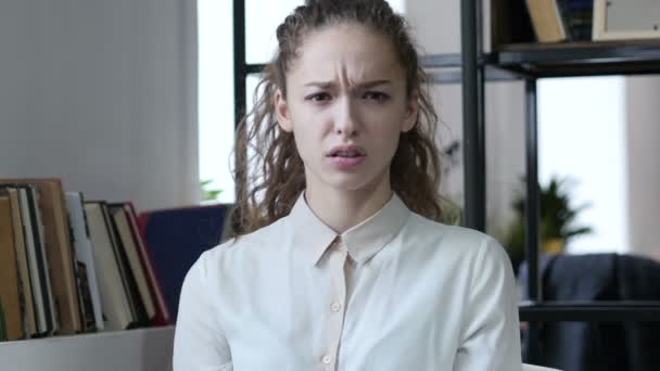 Frauen wütend und verrückt im Büro, drinnen — Stockvideo