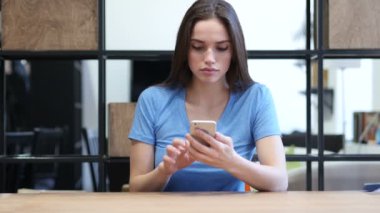 Smartphone, kapalı Office kullanan kadın