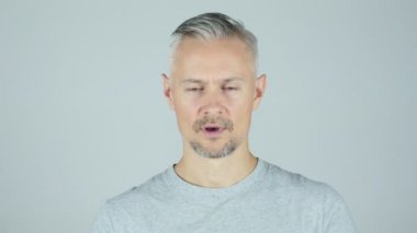 Uyuklayan esneme yorgun adam