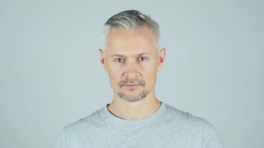 Kenarlarında, kopya alanı işaret eden adam