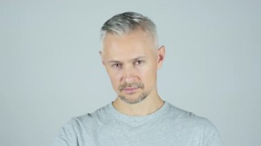 adam kameraya dönük