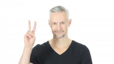Zafer işareti ile kendine güvenen orta yaşlı adam, beyaz arka plan