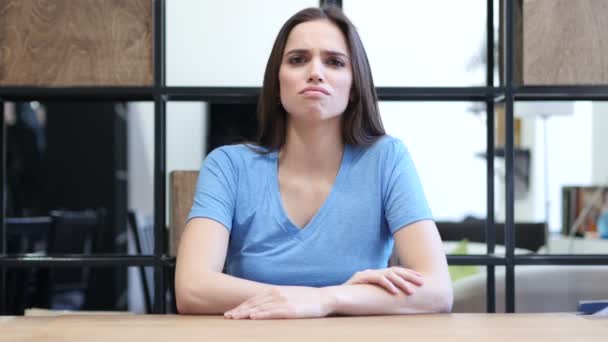 Потеря, женщина реагирует на неудачи, стресс, в помещении офиса — стоковое видео