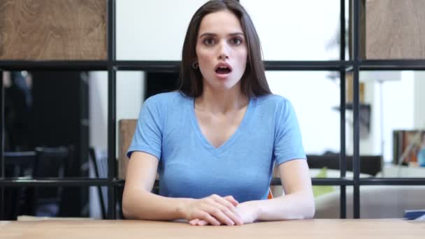 Szok, zdenerwowany Business Woman, kryty Office — Wideo stockowe