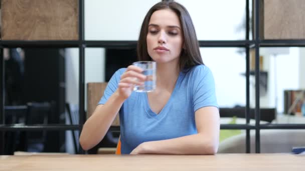 Mujer Agua Potable, Sentada en la Oficina — Vídeos de Stock