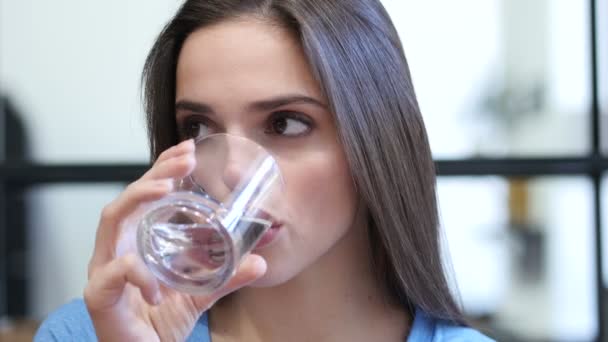 Close, mulher a beber água — Vídeo de Stock