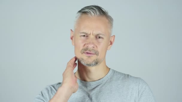 Ból szyi, człowiek cierpi na ból w szyi — Wideo stockowe