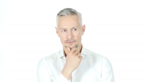 Homme d'affaires pensant, Portrait fond blanc — Video