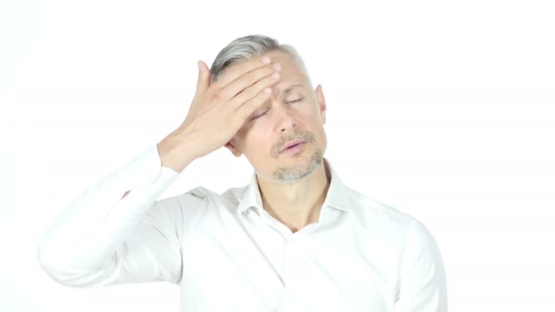 Man met hoofdpijn, frustratie, portret witte achtergrond — Stockvideo