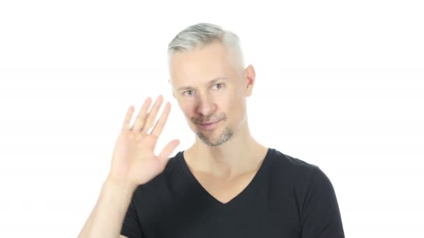Hallo, zwaaien Hand, opgewonden midden oude mens, witte achtergrond — Stockvideo