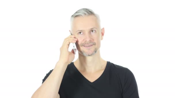 Телефонні розмови середини у віці людина, білим тлом — стокове відео
