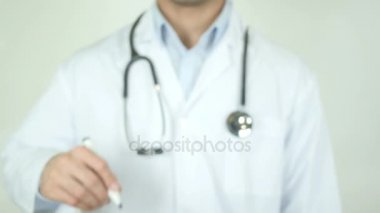 Mide ağrısı, şeffaf ekran üzerinde yazılı doktor