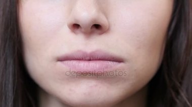 Kadın dudaklar gülümseyen yakın çekim