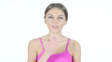 Şirin güzel bir kadın, beyaz arka plan ile uçan öpücük